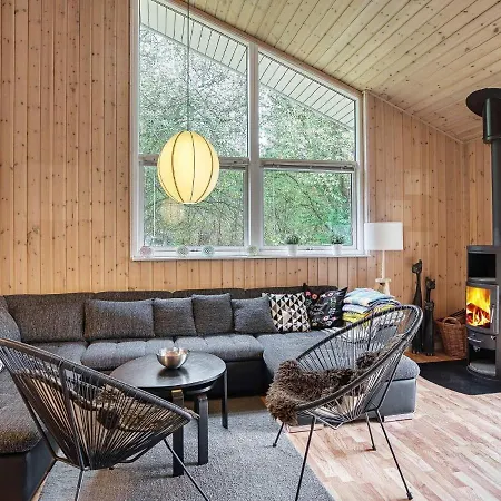 12 Person In Hundested-by Traum