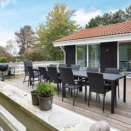 12 Person In Hundested-by Traum