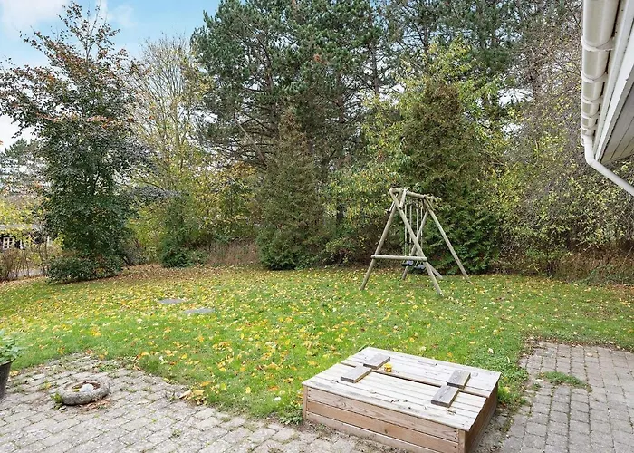 12 Person In Hundested-by Traum